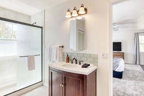 Shower, hair dryer, towels