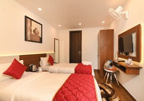 Habitación Deluxe con 2 camas individuales | Escritorio, tabla de planchar con plancha, wifi gratis