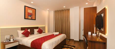 Deluxe Double Room | Desk, iron/ironing board, free WiFi