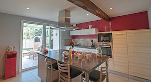 Coffee/tea maker, fridge, microwave, oven - Country house in a village with character (Saint-Galmier)