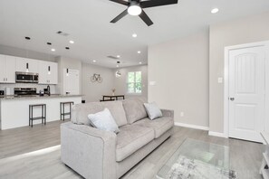 Living area - Luxury Houston Home - 15 mins from downtown (Houston)