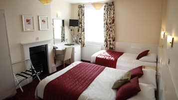 Habitación estándar con 2 camas individuales | Escritorio, espacio para trabajar con un portátil, wifi gratis