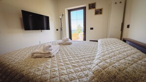 2 bedrooms, iron/ironing board, WiFi (free), bed sheets - Apartment with beautiful lake view (Gardone Riviera)