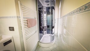 Douche, sèche-cheveux, bidet, serviettes fournies
