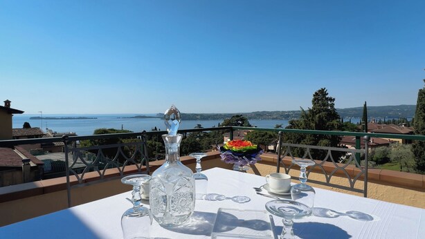 Outdoor dining - Apartment with beautiful lake view (Gardone Riviera)