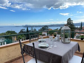 Outdoor dining - Apartment with beautiful lake view (Gardone Riviera)