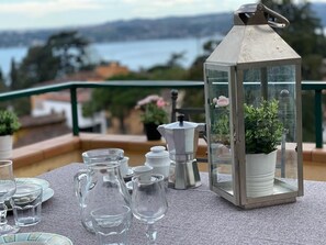 Outdoor dining - Apartment with beautiful lake view (Gardone Riviera)