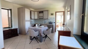 Coffee/tea maker, fridge, microwave, oven - Apartment with beautiful lake view (Gardone Riviera)