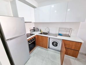 Køleskab, ovn, kogeplade, elkedel