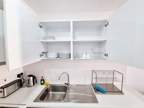 Fridge, oven, stovetop, electric kettle