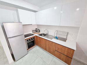 Køleskab, ovn, kogeplade, elkedel