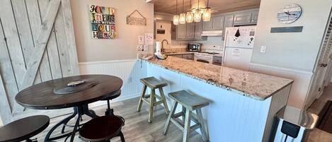 Een koelkast, een magnetron, een oven, een kookplaat