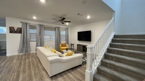 Living area - Charming Sequoia Vista - Beautiful brand new house  , just  25 min to Sequoia NP (Visalia)