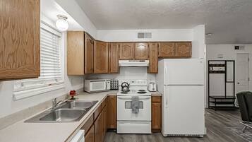 Jääkaappi, mikroaaltouuni, uuni, liesi