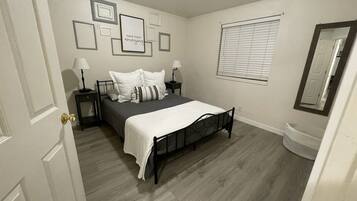 2 makuuhuonetta, silitysrauta/-lauta, ilmainen Wi-Fi, vuodevaatteet