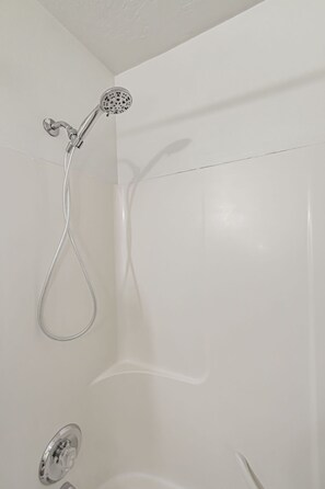Sèche-cheveux, serviettes fournies, savon, shampoing