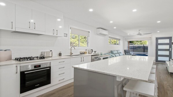 Microwave, oven, stovetop, dishwasher - 52A Chalmers Street Flynns Beach (PORT MACQUARIE)