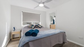 2 bedrooms, WiFi, bed sheets - 52A Chalmers Street Flynns Beach (PORT MACQUARIE)