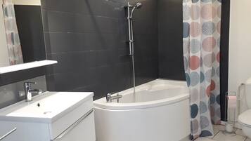 Serviettes fournies, papier toilette