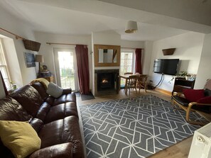 Fernseher, Kamin, Bücher