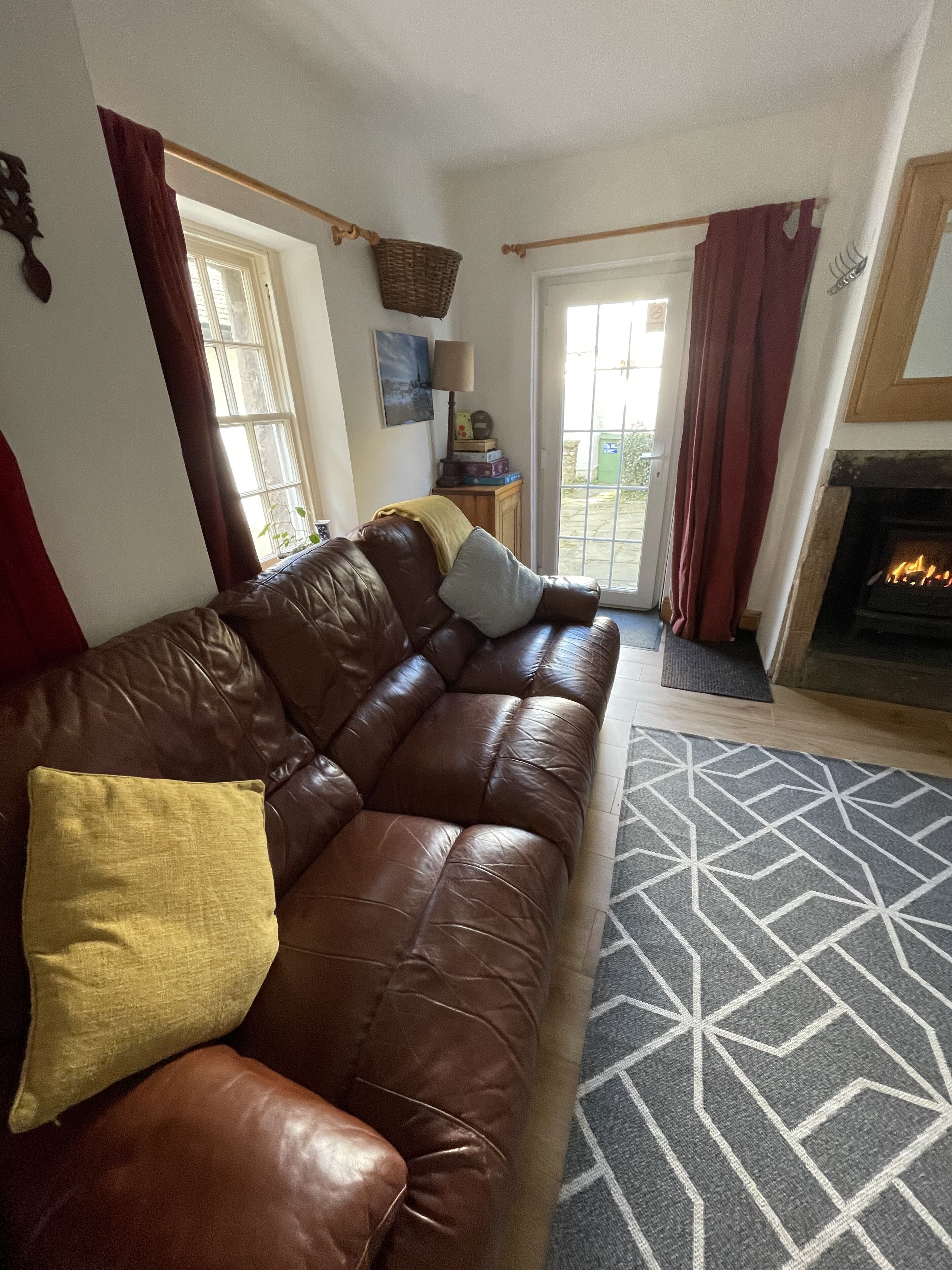 Télévision, cheminée, livres