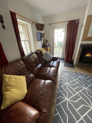 Fernseher, Kamin, Bücher