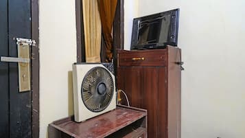 Habitación económica doble | Espacio para trabajar con un portátil, wifi gratis, ropa de cama