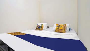 Habitación doble económica | Espacio para trabajar con laptop, wifi gratis y ropa de cama