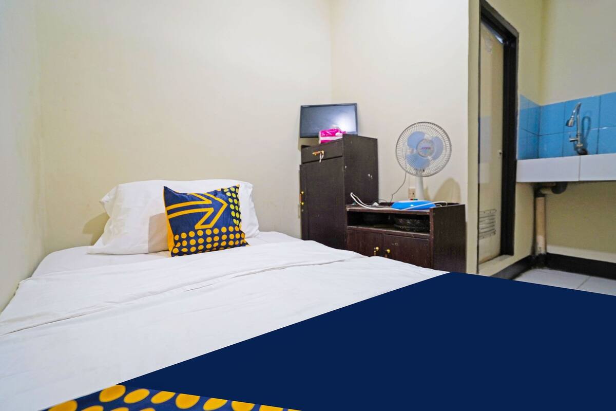Economy Single Room | Laptop workspace, free WiFi, bed sheets