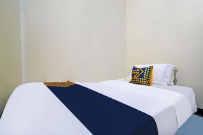 Economy Single Room | Laptop workspace, free WiFi, bed sheets - SPOT ON 91783 Urban Syariah ResidenceNearGOR Pandawa Lima (Bandung)