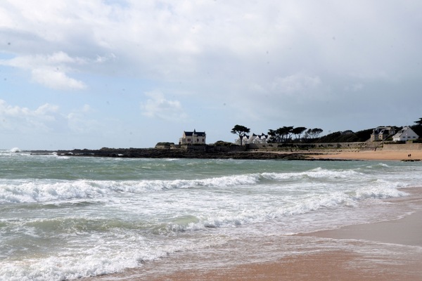 Rannalla, aurinkotuoleja