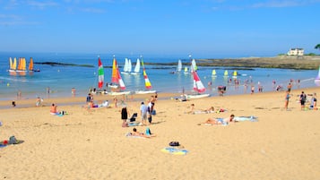 Plage, chaises longues