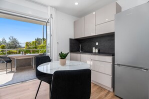 ثلاجة، ميكروويف، موقد طهي مسطح، غسالة أطباق