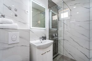 تجهيزات دش، مجففات شعر، مناشف، صابون