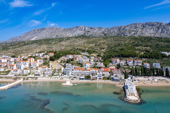 بالقرب من الشاطئ