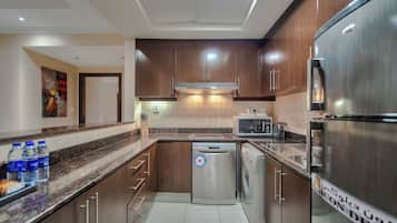 Frigorífico, microondas, placa de cocina y lavavajillas