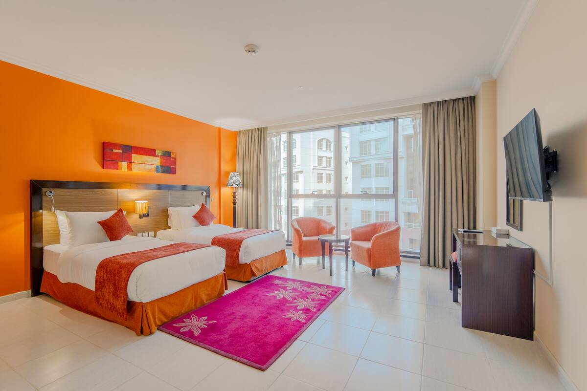Deluxe Two Bedroom Apartment with Balcony | Peti besi dalam bilik, meja, langsir/tirai gelap terus, kalis bunyi 