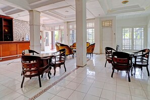 Lobby - OYO 2452 Hotel Metro (Jawa Barat)