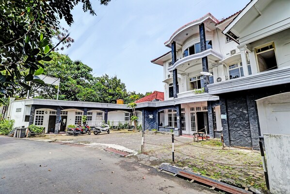 Front of property - OYO 2452 Hotel Metro (Jawa Barat)