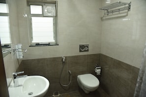 Chambre Deluxe avec lits jumeaux | Salle de bain