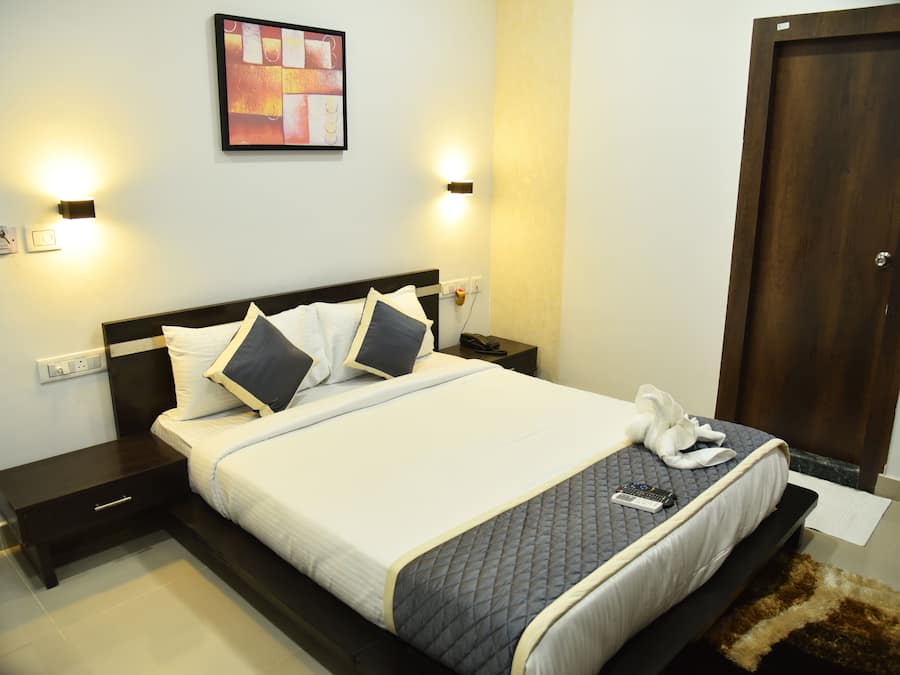 Deluxe Double Room | Desk, iron/ironing board, free WiFi