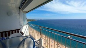 Een balkon met uitzicht op een strand en de oceaan.