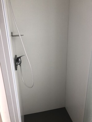 Shower, towels - Mobil-home Grand Confort 3 Chambres 2 Salles de Bain 6/8 Pers (Agde)