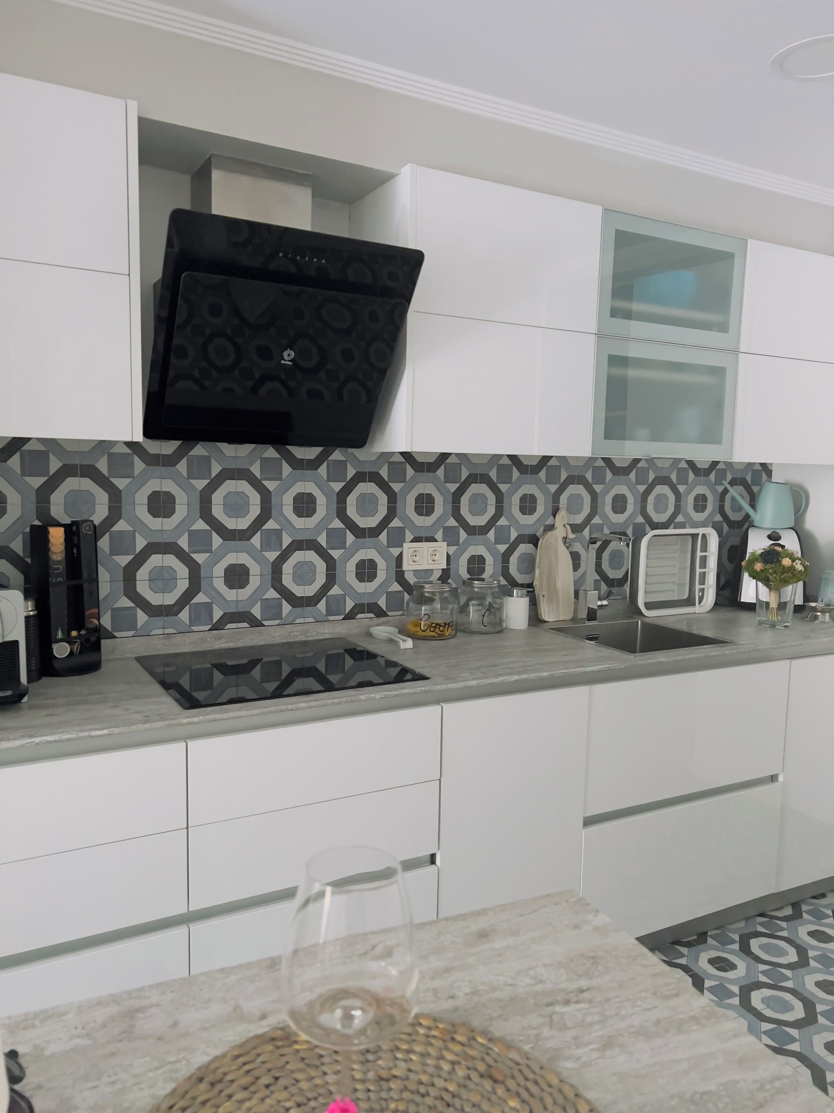 Frigorífico, microondas, horno y placa de cocina