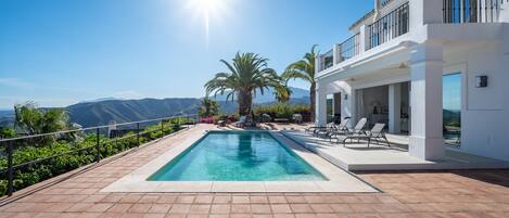 حمّام سباحة خارجي