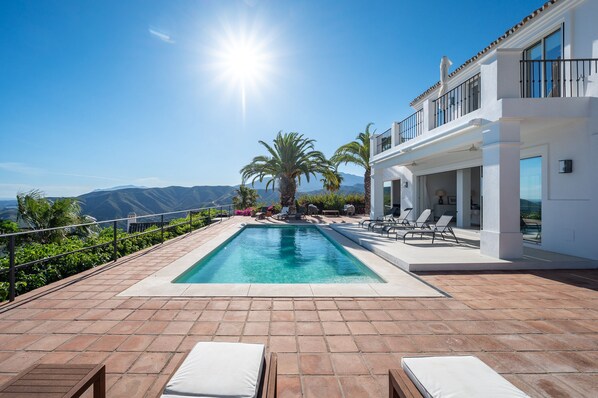 Outdoor pool - Architect designed villa with amazing views - 10 minutes to Puente Romano resort (Marbella)