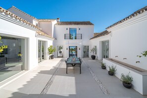 Outdoor dining - Architect designed villa with amazing views - 10 minutes to Puente Romano resort (Marbella)