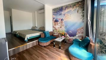 Family Quadruple Room | Desk, blackout curtains, free WiFi, bed sheets