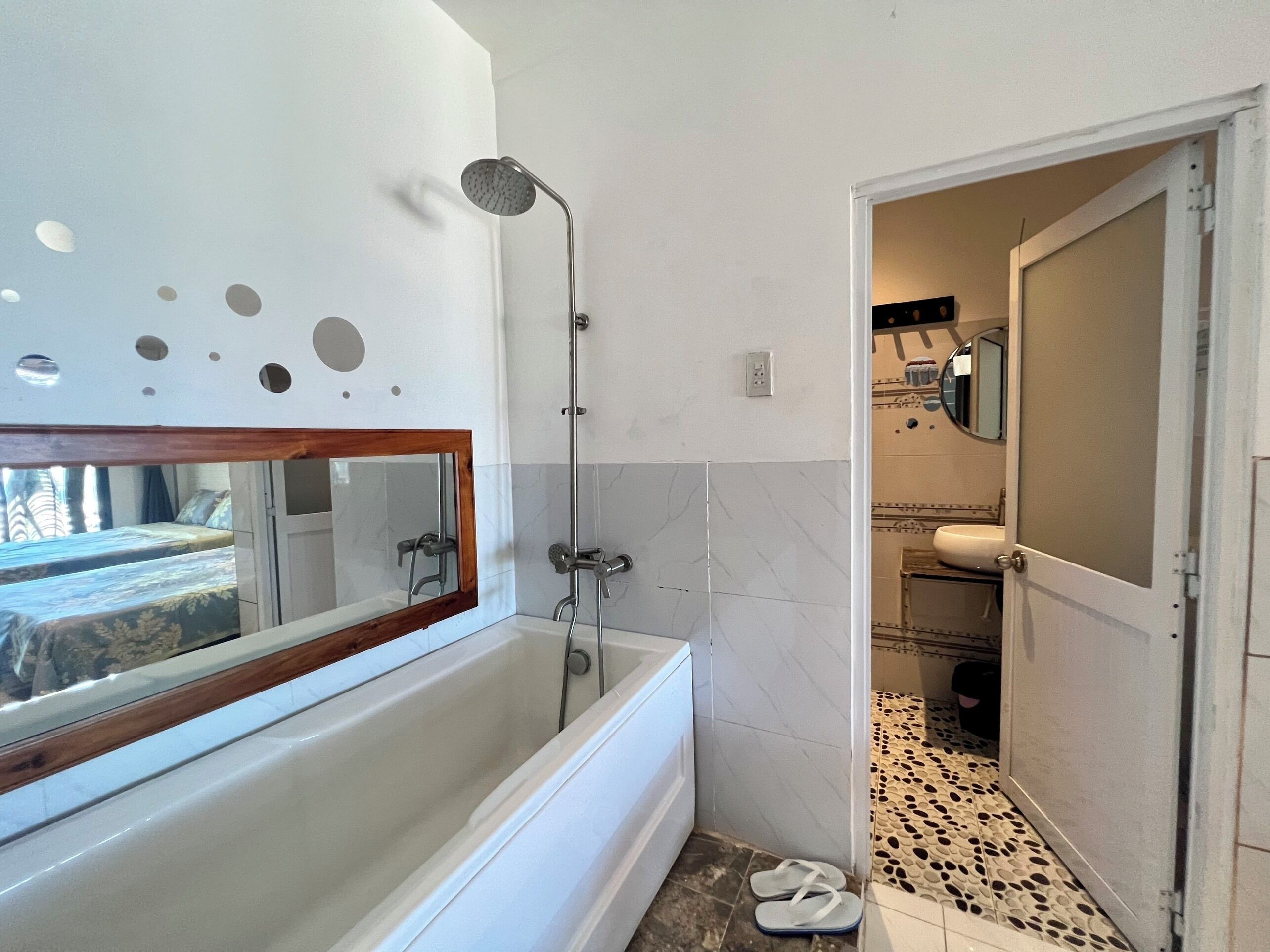 Superior Quadruple Room | Bilik Mandi | Hulu semburan mandi hujan, pengering rambut, selipar, tuala disediakan 