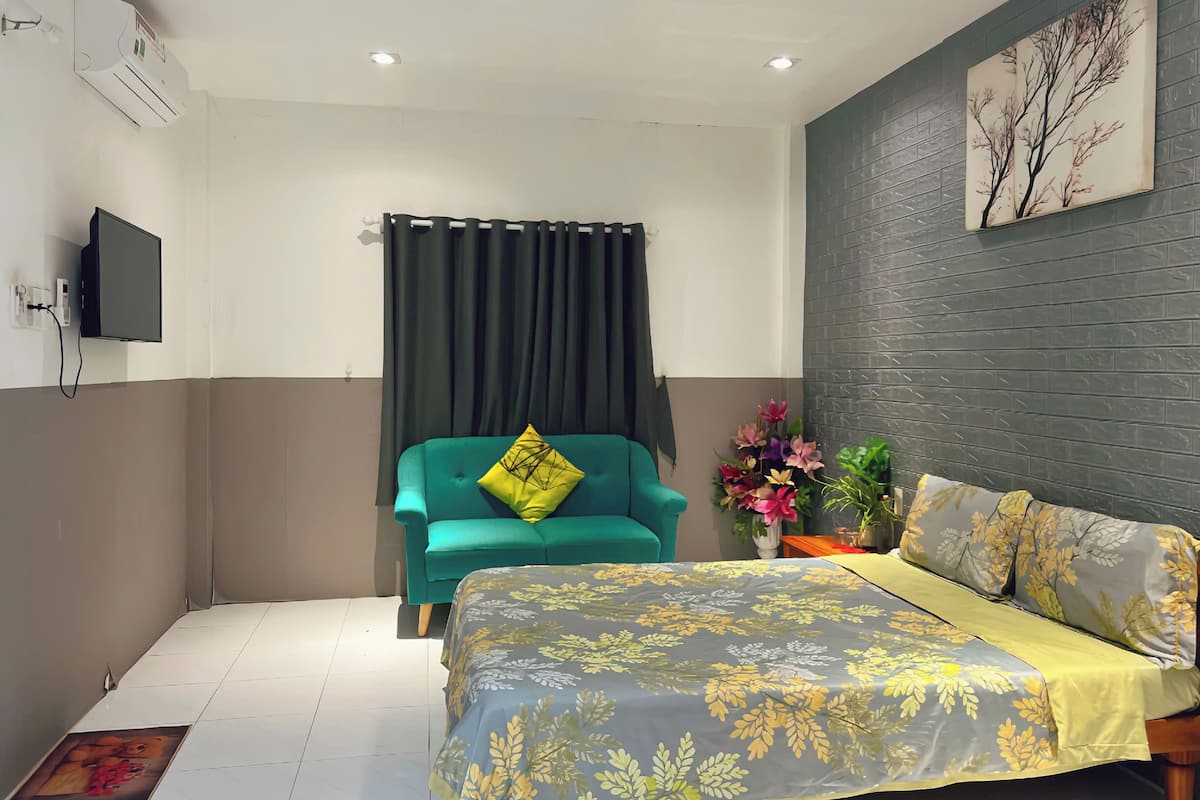 Escritorio, cortinas blackout, wifi gratis y ropa de cama